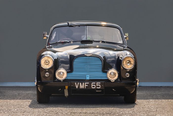  Nguồn cảm hứng của chiếc DB12 S đặc biệt này đến từ bộ 3 xe đua Aston Martin DB2 mang biển số "VMF", vốn được chế tạo để tham gia chặng đua 24 Hours of Le Mans năm 1950 và nhiều cuộc thi đấu tốc độ khác. 