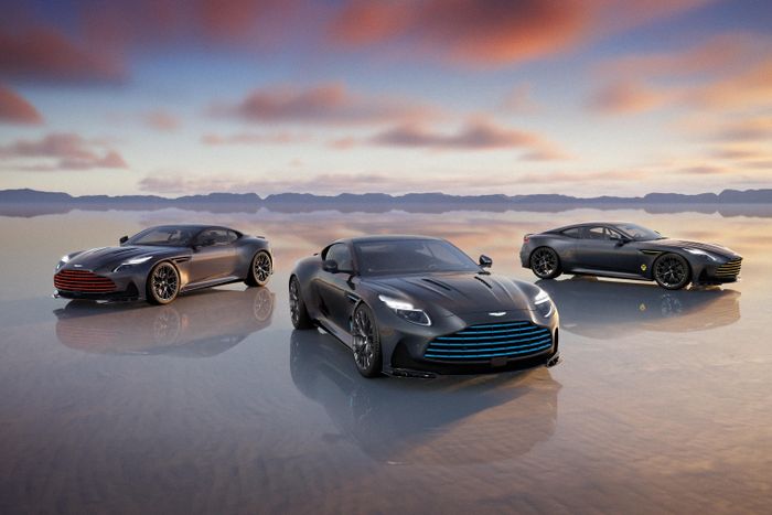  Bộ 3 siêu xe Aston Martin DB12 S VMF sẽ chính thức được trình làng tại sự kiện Pebble Beach Concours D'Elegance lần thứ 75, thuộc tuần lễ Monterey Car Week 2026 với mức giá thực tế chưa được công bố. 