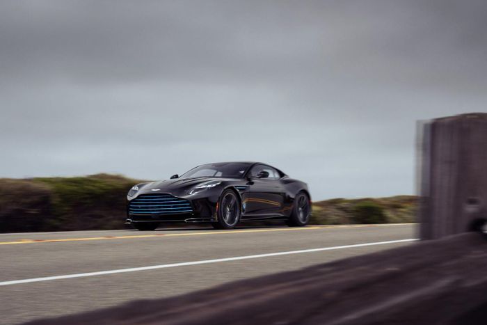  Trái tim của Aston Martin DB12 S vẫn là khối động cơ V8 twin-turbo dung tích 4.0L được lắp ráp thủ công, mang đến công suất tối đa 700 mã lực và mô-men xoắn cực đại 800 Nm. 