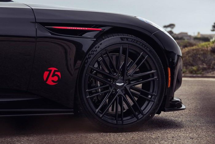  Mang cá bằng sợi carbon với dòng chữ "Aston Martin" cũng được sơn cùng màu với lưới tản nhiệt, đi kèm mâm đa chấu sơn đen kích thước 21 inch, cùm phanh đen và logo "75" cổ điển dạng tròn cũng được trang trí đồng màu. 