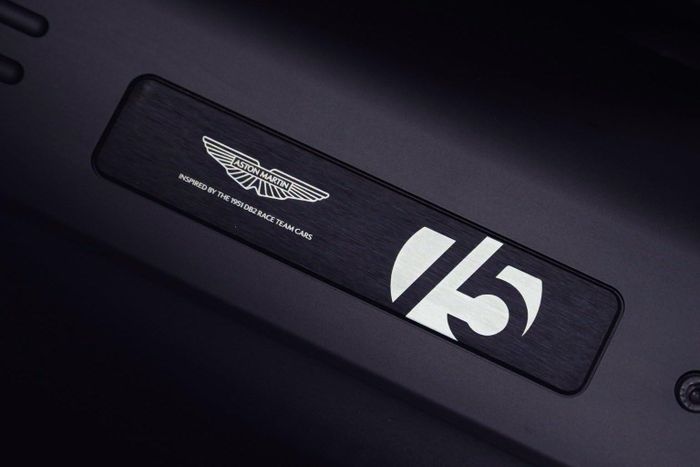  Bậc cửa được trang trí với logo Aston Martin, huy hiệu "75" cùng dòng chữ "Inspired by the 1951 DB2 Race Team Cars" (Lấy cảm hứng từ những chiếc xe của đội đua DB2 1951). 