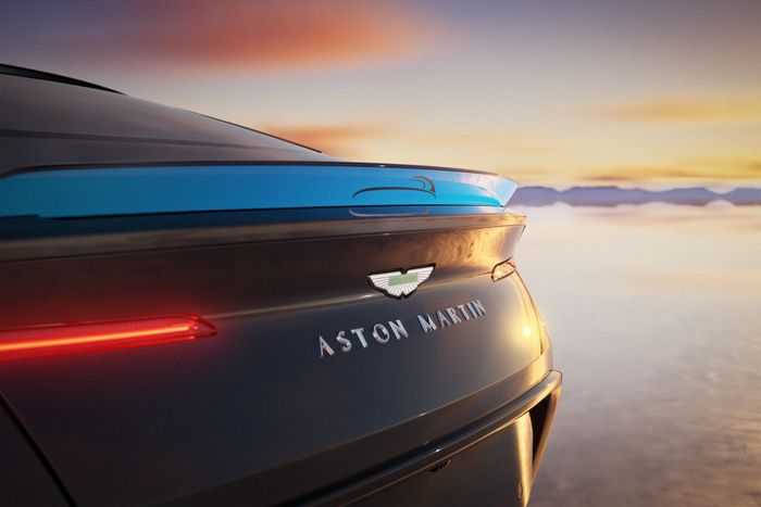  Tại Mỹ, Aston Martin DB12 S phiên bản tiêu chuẩn có giá khởi điểm từ 272.000 USD. Sau khi nâng cấp các tùy chọn, con số cuối cùng có thể lên đến 350.000 USD. 