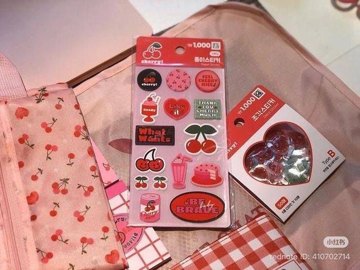 Trên khắp Trung Quốc và Hàn Quốc, mỹ phẩm mini, phụ kiện trang trí, hình dán, văn phòng phẩm và các vật dụng giá rẻ khác được Gen Alpha ưa chuộng. Ảnh: Xiaohongshu.