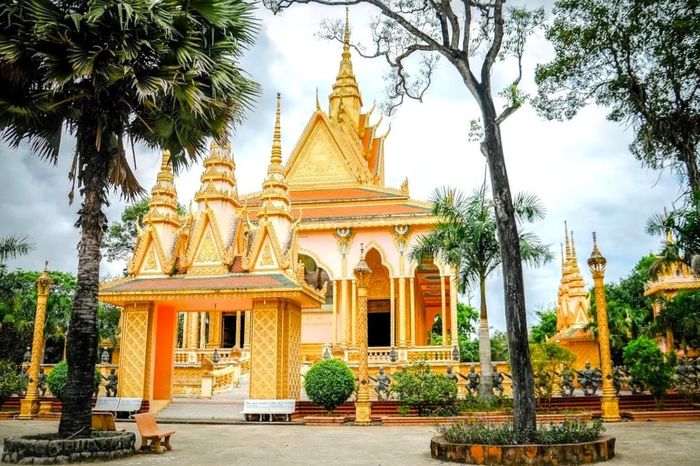 Chùa Cò trong MV (ảnh trái) và toàn cảnh khu chánh điện nhìn từ bên ngoài (ảnh phải). Ảnh: Phương Mỹ Chi, Tripmap.