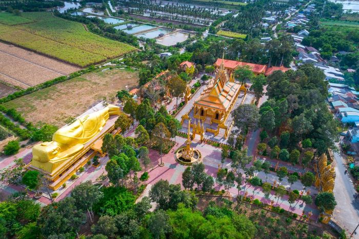 Chùa Vàm Ray trong MV (ảnh trái) và toàn cảnh khuôn viên nhìn từ trên cao (ảnh phải). Ảnh: Phương Mỹ Chi, Nguyễn Thế Dương.