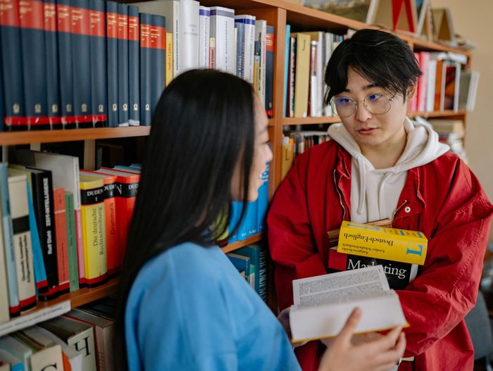  Việc biết chữ làm thay đổi các mạch thần kinh, củng cố kết nối giữa những vùng xử lý thị giác và ngôn ngữ. Ảnh: Pexels.