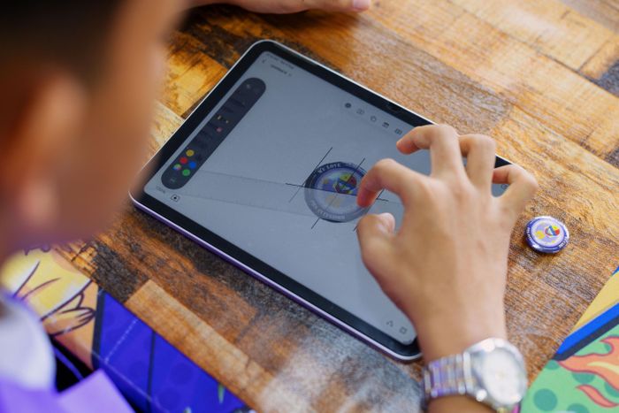Học sinh sử dụng các tính năng trên iPad để làm bài tập liên quan đến hình tròn, đường kính và bán kính. Ảnh: Apple.