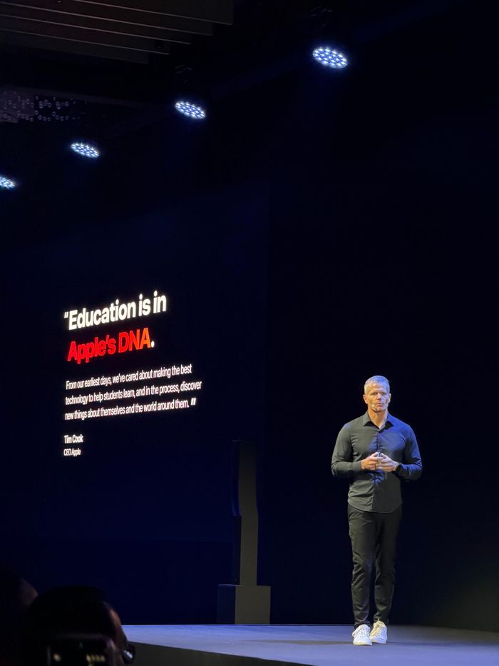 Ông Dominic Liechti, Giám đốc cấp cao marketing sản phẩm giáo dục toàn cầu của Apple, chia sẻ tại sự kiện.