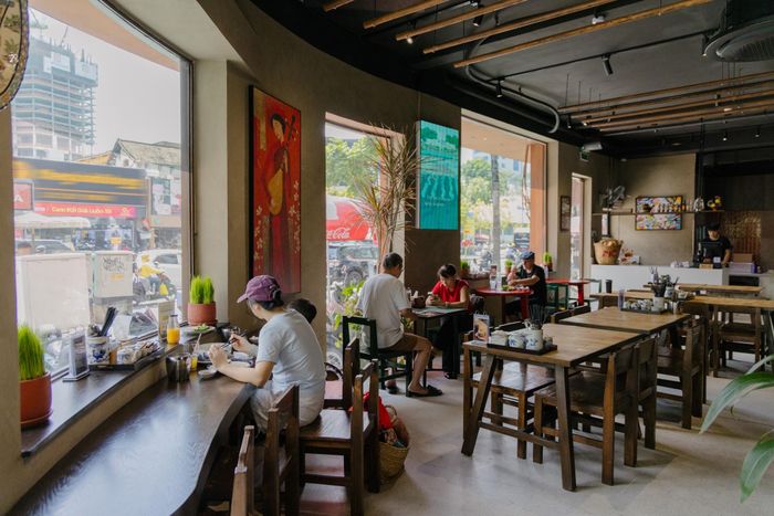 Một phần trải nghiệm tại bảo tàng không dừng ở khu trưng bày. Ở tầng trệt có quán phục vụ phở, để khách có thể thưởng thức món ăn sau khi tìm hiểu về lịch sử, nguyên liệu và cách chế biến. Việc đặt không gian ăn uống ngay trong bảo tàng tạo thành điểm nối khá trực tiếp giữa hiện vật và trải nghiệm thực tế. Sau khi xem những dụng cụ, tư liệu và câu chuyện về phở, khách có thể thưởng thức một tô phở thay vì chỉ hình dung về hương vị qua phần trưng bày.