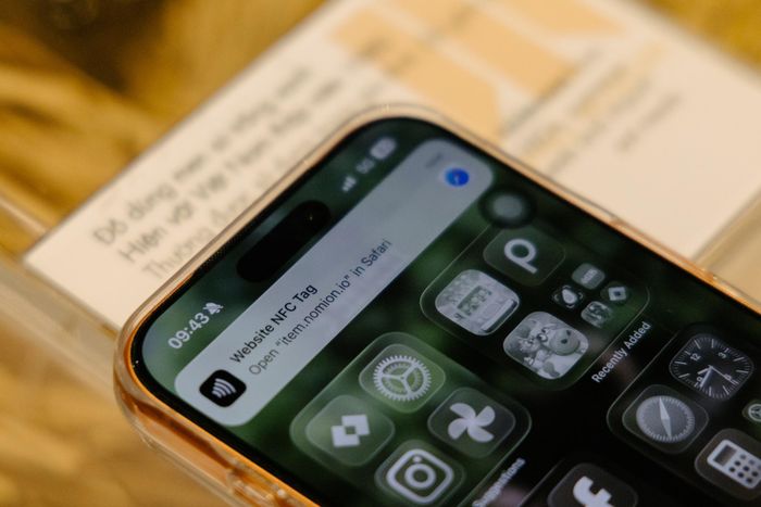 Điểm đáng chú ý nằm ở cuốn hộ chiếu vật lý tích hợp công nghệ NFC. Tại bảo tàng, khách có thể đưa điện thoại lại gần các điểm được tích hợp NFC để mở thông tin, hình ảnh và câu chuyện liên quan đến hiện vật. Hệ thống cũng cho phép người dùng lưu lại hình ảnh, ký ức trong hành trình và chia sẻ cảm nhận trên nền tảng số.