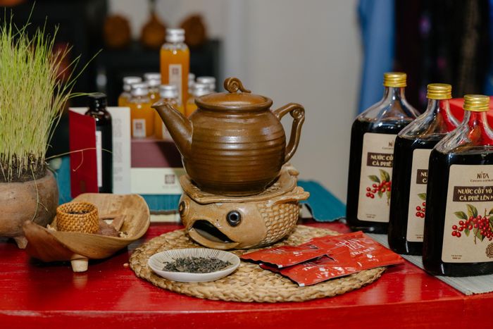 Ẩm thực là loại hình di sản khó đặt hoàn toàn sau tủ kính. Một hiện vật có thể được bảo quản, nhưng mùi nước dùng, âm thanh của hàng phở hay thao tác tráng bánh lại khó tái hiện bằng cách trưng bày truyền thống. Bởi vậy, bảo tàng kết hợp nhiều lớp trải nghiệm. Khách có thể xem phim, quan sát hiện vật, tìm hiểu tư liệu, tương tác với không gian rồi thưởng thức phở.
