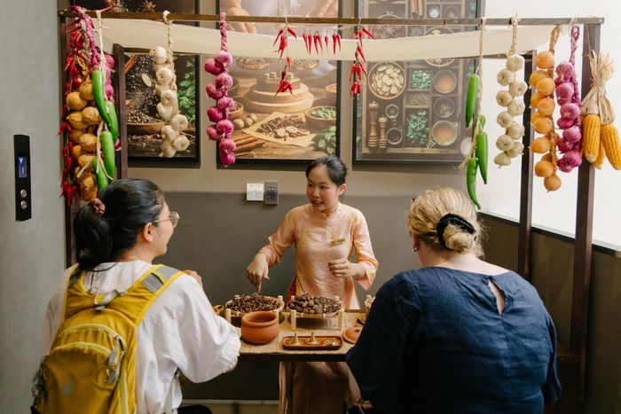 Việc Bảo tàng Phở nằm trong hành trình cùng hai bảo tàng công lập cũng cho thấy cách một món ăn có thể đứng cạnh những câu chuyện lớn hơn về lịch sử và văn hóa. Nếu Bảo tàng Chứng tích chiến tranh kể về những năm tháng đấu tranh, Bảo tàng TP.HCM mở ra câu chuyện hơn ba thế kỷ của vùng đất, thì Bảo tàng Phở đi từ một thứ gần gũi hơn là bữa ăn hàng ngày. Ba điểm đến được thiết kế như ba chương khác nhau. Người tham quan đi từ lịch sử đến thành phố rồi đến ẩm thực, thay vì chỉ xem phở như một món ăn riêng biệt.