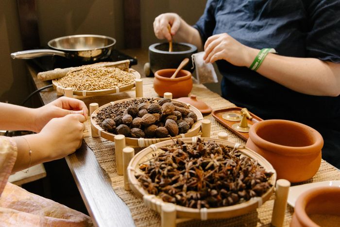 Không chỉ kể về những chiếc nồi hay gánh phở, bảo tàng còn đưa khách đến gần hơn với các nguyên liệu làm nên món ăn. Từ bánh phở, thịt, xương đến những gia vị như quế, hồi, gừng, hành… các thành phần quen thuộc được đặt trong câu chuyện về cách phở hình thành và thay đổi qua thời gian.