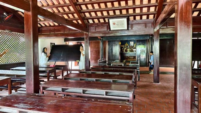 Thầy giáo Nguyễn Tất Thành được giao đảm nhiệm môn thể dục và trợ giảng chữ Quốc ngữ, Hán văn, Pháp văn