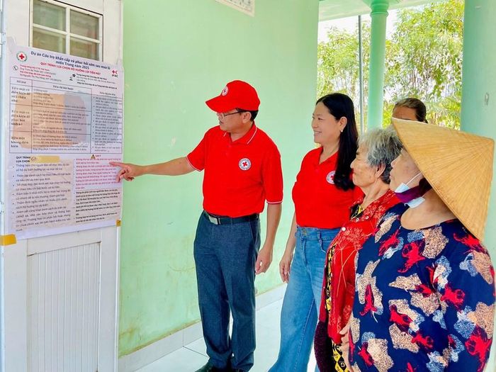 Cán bộ Hội CTĐ tỉnh Lâm Đồng hướng dẫn người dân quy trình hộ hưởng lợi tiền mặt của Dự án. Ảnh: Hội CTĐ tỉnh Lâm Đồng