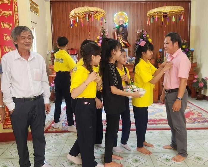Các gia đình Phật tử chùa Ân Niên, xã Phú Hòa, Đông Đắk Lắk với nghi thức Bông hồng cài áo. Ảnh: TL