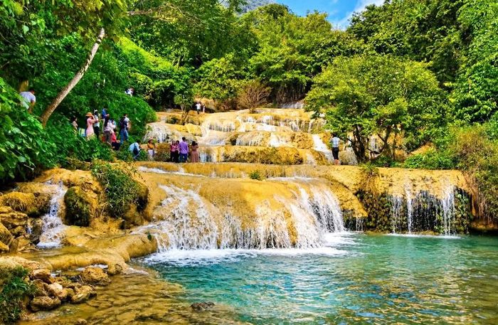 Dòng nước trong veo đổ qua những bậc đá tự nhiên, tạo nên vẻ đẹp mềm mại, thơ mộng của thác Mây. Ảnh: Nguyễn Linh
