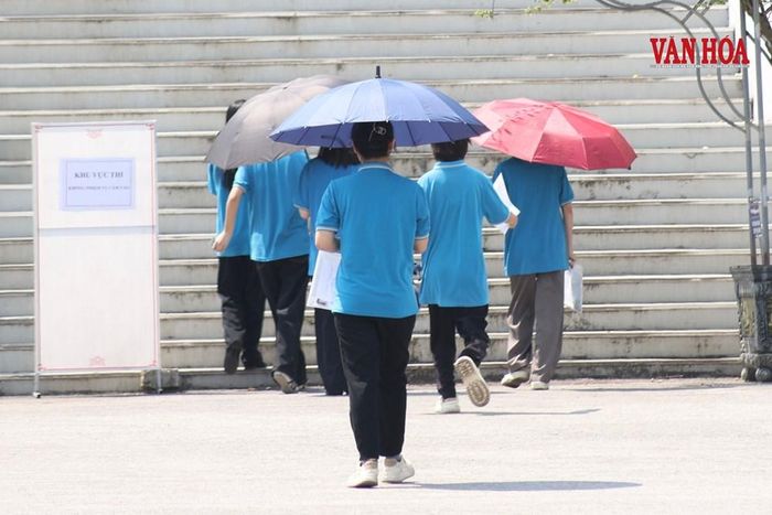 Các thí sinh đến làm thủ tục dự thi