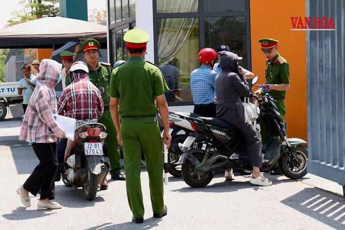 Lực lượng chức năng được huy động đảm bảo an toàn khu vực diễn ra kỳ thi