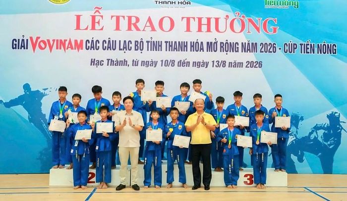 Ban Tổ chức trao huy chương cho các VĐV đạt thành tích cao ở nội dung thi quyền. Ảnh: Anh Tuân