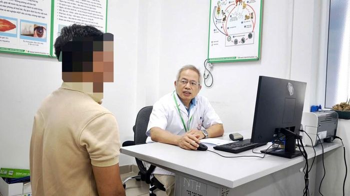 PGS.TS Lê Trần Anh, Phòng khám Ký sinh trùng giải thích cho bệnh nhân về ấu trùng sán nhái