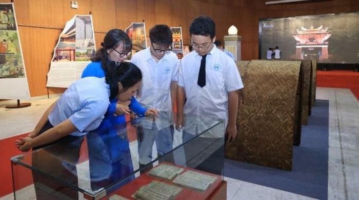 Triển lãm trưng bày sách chữ Hán và bút nghiên của các sĩ tử xưa
