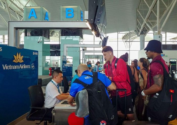 Các cầu thủ làm thủ tục trước giờ lên đường