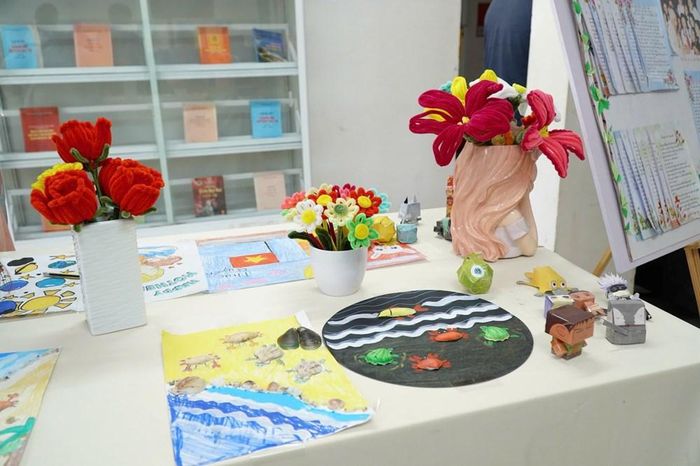 Các sản phẩm thủ công do bạn đọc thiếu nhi tự tay thực hiện, thể hiện sự khéo léo và khả năng sáng tạo