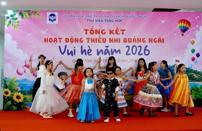 Các em trình diễn thời trang với những bộ trang phục được làm từ vật liệu đã qua sử dụng