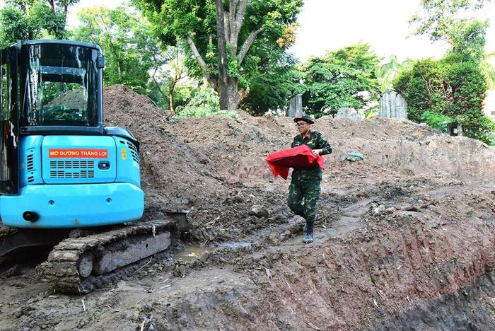 Ngày 13.8, lực lượng làm nhiệm vụ xử lý hơn 300m³ đất để tiếp cận các khu vực nghi có hài cốt liệt sĩ