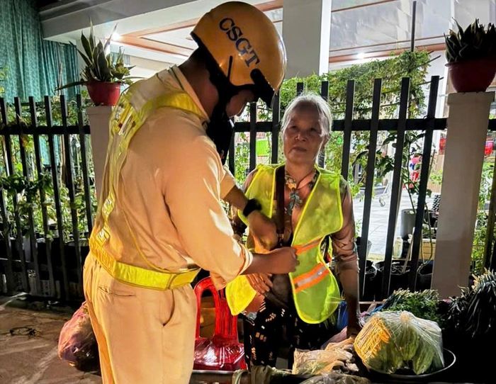 Cảnh sát giao thông trao áo phản quang cho người dân thường xuyên hoạt động, mưu sinh vào ban đêm