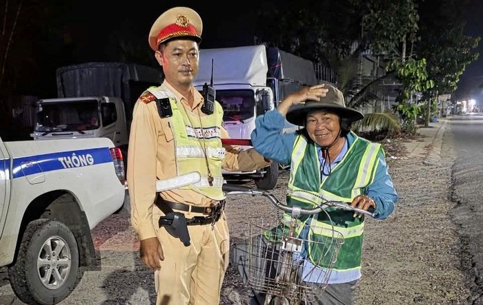 Người lớn tuổi được tặng áo phản quang, giúp tăng khả năng nhận diện khi di chuyển vào ban đêm
