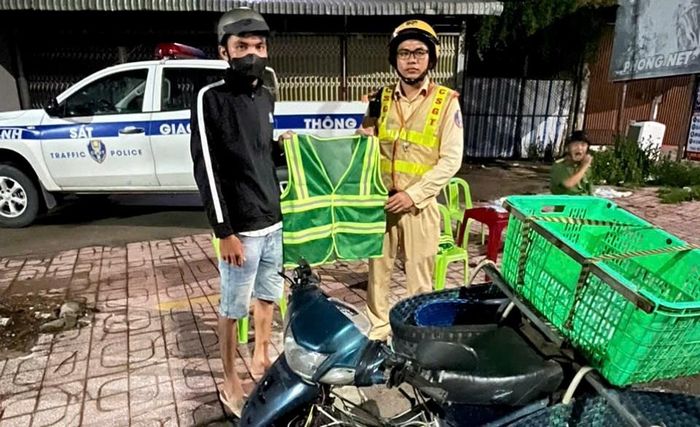 Áo phản quang được trao tận tay những lao động thường xuyên mưu sinh về đêm
