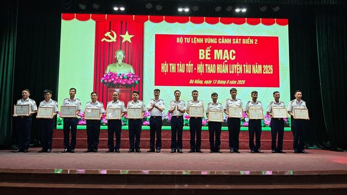Thủ trưởng Vùng Cảnh sát biển 2 khen thưởng các tập thể, cá nhân đạt thành tích cao trong Hội thi tàu tốt, Hội thao huấn luyện tàu năm 2026
