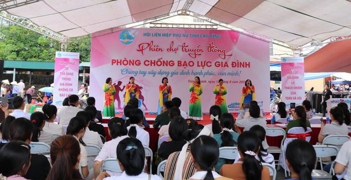 Các tiết mục văn nghệ tạo không khí sôi nổi, góp phần đưa thông điệp xây dựng gia đình hạnh phúc, văn minh đến gần người dân