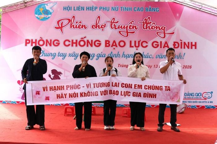 Thông điệp “Hãy nói không với bạo lực gia đình” được lan tỏa tại phiên chợ truyền thông ở xã Trùng Khánh