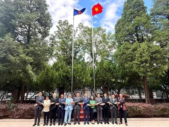 Các đại biểu chụp ảnh lưu niệm.