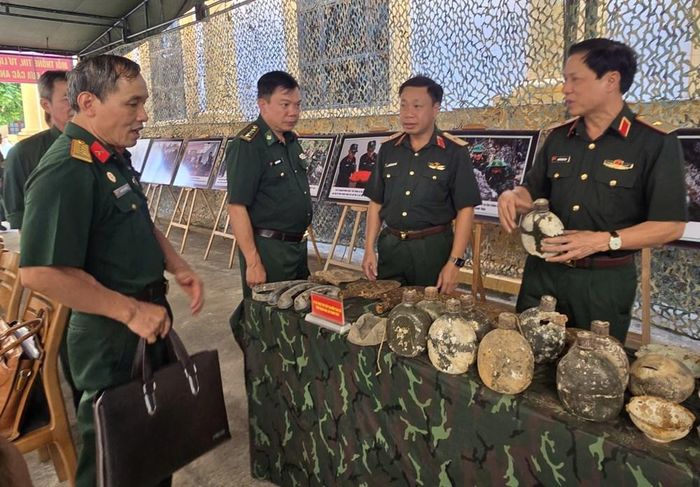 Các đại biểu bên di vật được tìm thấy trong quá trình tìm kiếm và quy tập liệt sĩ