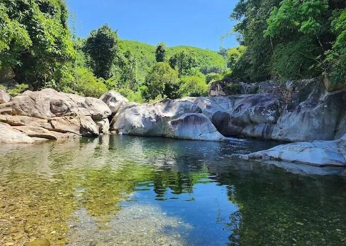 Không gian hoang sơ ở khu vực Thác Trượt tại huyện Nam Đông cũ. Ảnh: ExoTrails