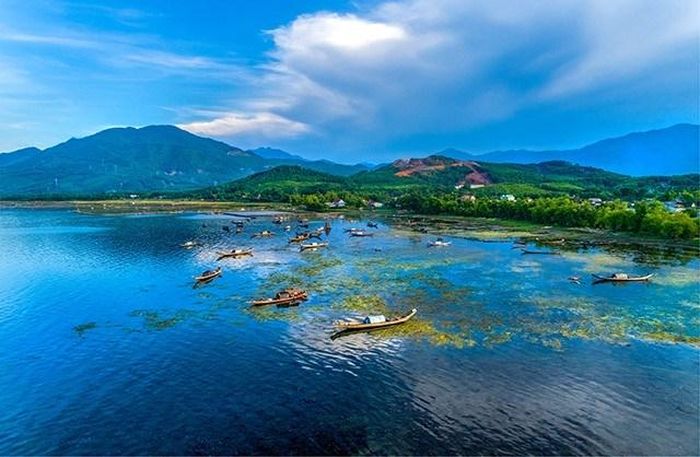 Một góc Đá Bạc nhìn từ đầm Cầu Hai. Ảnh: Huengaynay