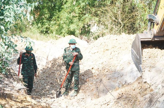 Các chiến sĩ Đội 192 Bộ Chỉ huy Quân sự TP. Huế tìm kiếm hài cốt liệt sĩ ở khu vực Ga Hương Thủy trong tháng 7 vừa qua. Ảnh: S.Thùy