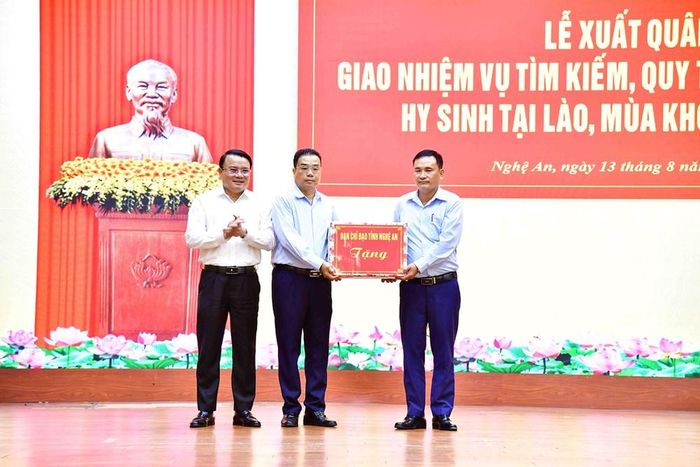 Tặng quà động viên Đội Quy tập liệt sĩ trước khi lên đường làm nhiệm vụ