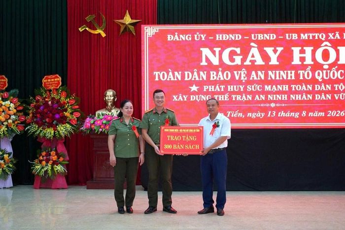 Đoàn Thanh niên và Hội Phụ nữ Công an tỉnh tặng sách pháp luật cho nhân dân xã Hợp Tiến