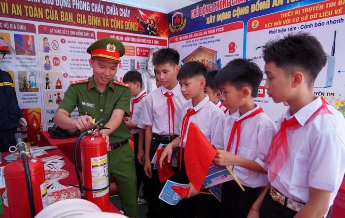 Các em học sinh tìm hiểu kiến thức, kỹ năng phòng cháy, chữa cháy và cứu nạn, cứu hộ tại Ngày hội