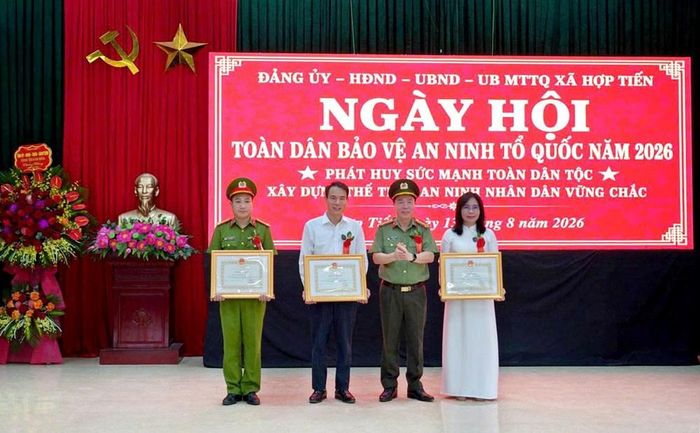 Đại tá Hoàng Quốc Việt, Giám đốc Công an tỉnh trao Bằng khen của Chủ tịch UBND tỉnh cho các tập thể, cá nhân có thành tích xuất sắc trong Phong trào Toàn dân bảo vệ an ninh Tổ quốc