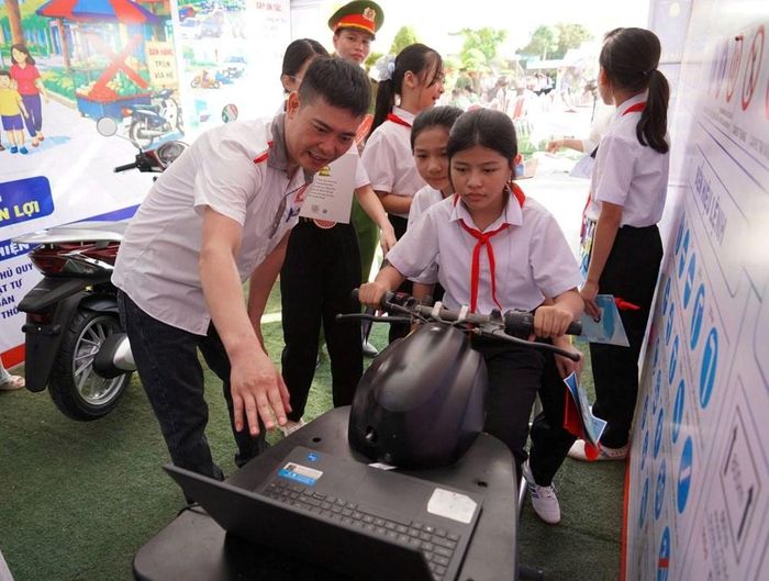 Gian hàng tuyên truyền pháp luật về trật tự, an toàn giao thông và trật tự công cộng thu hút đông đảo học sinh tham quan, tìm hiểu