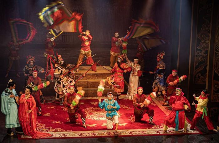 Các show diễn nghệ thuật truyền thống mỗi tối cuối tuần không chỉ làm phong phú thêm sản phẩm du lịch đêm của Hà Nội mà còn giúp bảo tồn, lan tỏa nét đẹp văn hóa dân tộc tới du khách trong và ngoài nước. Ảnh: Tiến Long/TTXVN phát
