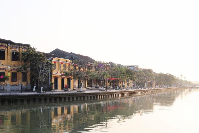 Sức hấp dẫn của phố cổ Hội An (Đà Nẵng) được bồi đắp bởi sự kết hợp giữa vật liệu, màu sắc, tỷ lệ công trình và những dấu vết thời gian. Ảnh: Xuân Quý - TTXVN