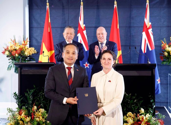Sáng 13/8/2026 (giờ địa phương), tại thành phố Auckland, sau hội đàm chính thức, Tổng Bí thư, Chủ tịch nước Tô Lâm và Thủ tướng New Zealand Christopher Luxon gặp gỡ báo chí và chứng kiến lễ trao văn kiện hợp tác giữa hai nước. Ảnh: Thống Nhất – TTXVN