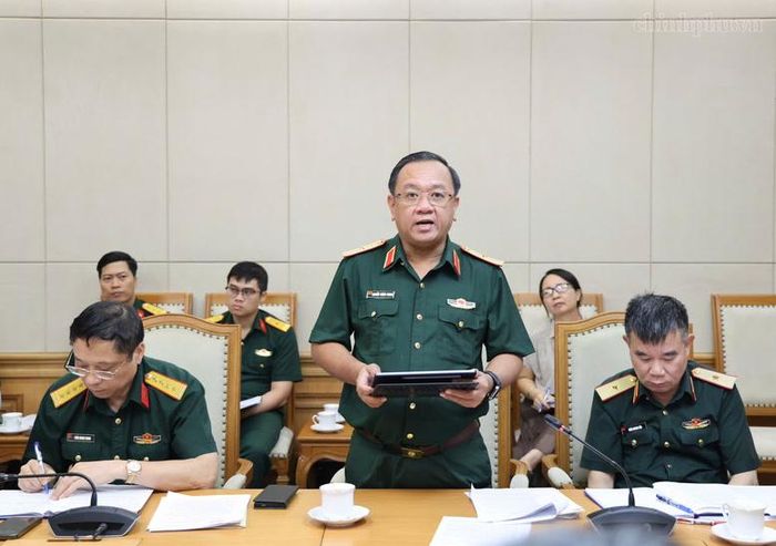 Thiếu tướng Nguyễn Thành Trung, Chính ủy Bộ Tư lệnh TPHCM báo cáo về kết quả công tác tìm kiếm, quy tập và xác định danh tính hài cốt liệt sĩ tại khu vực Công viên Lê Thị Riêng - Ảnh: chinhphu.vn/Thu Giang